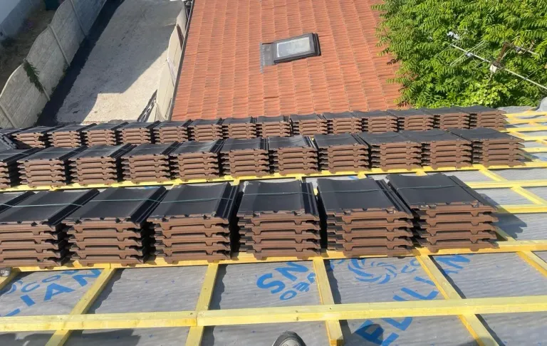 Tuiles neuves prêtes à poser sur le liteaunage d'une toiture à Houilles (78)