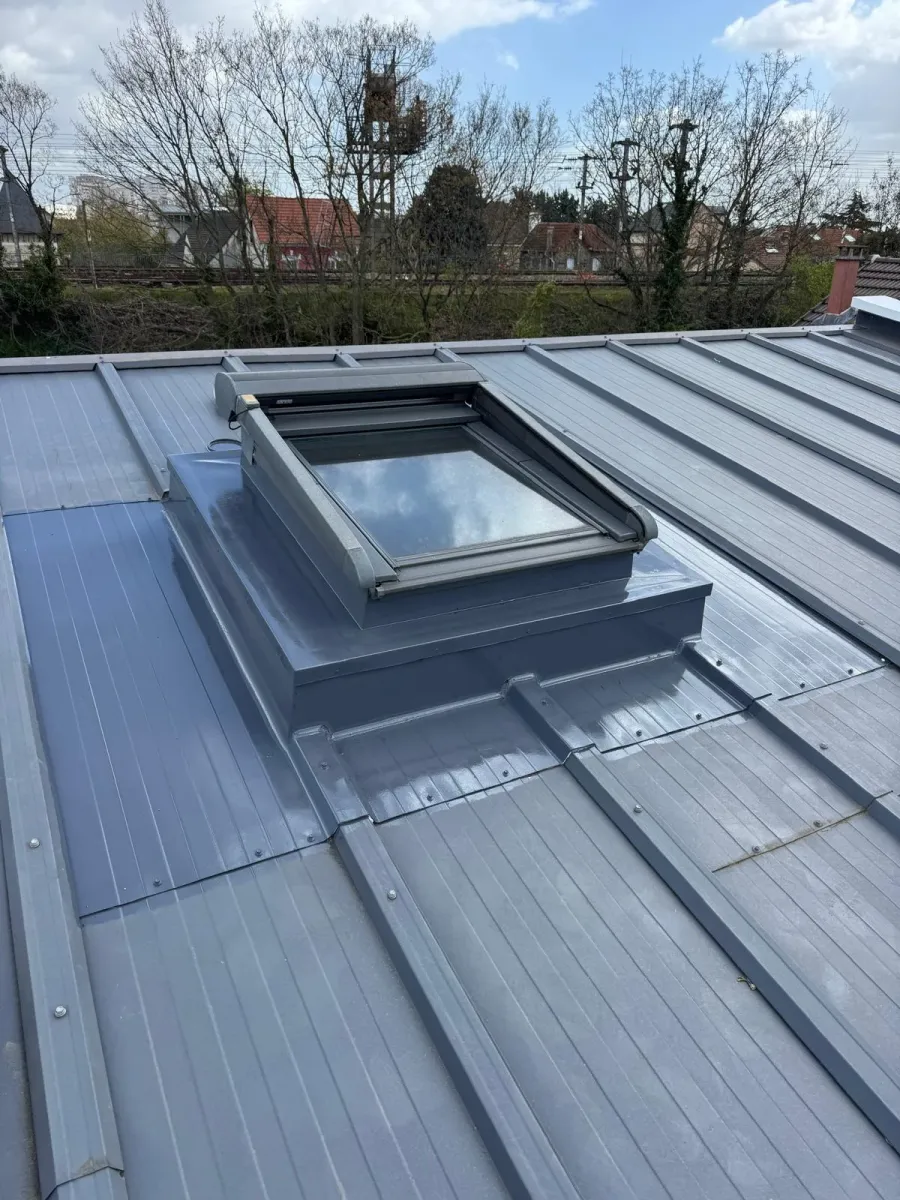 Fenêtre de toit Velux posée sur une couverture en zinc à Houilles (78) (après travaux)