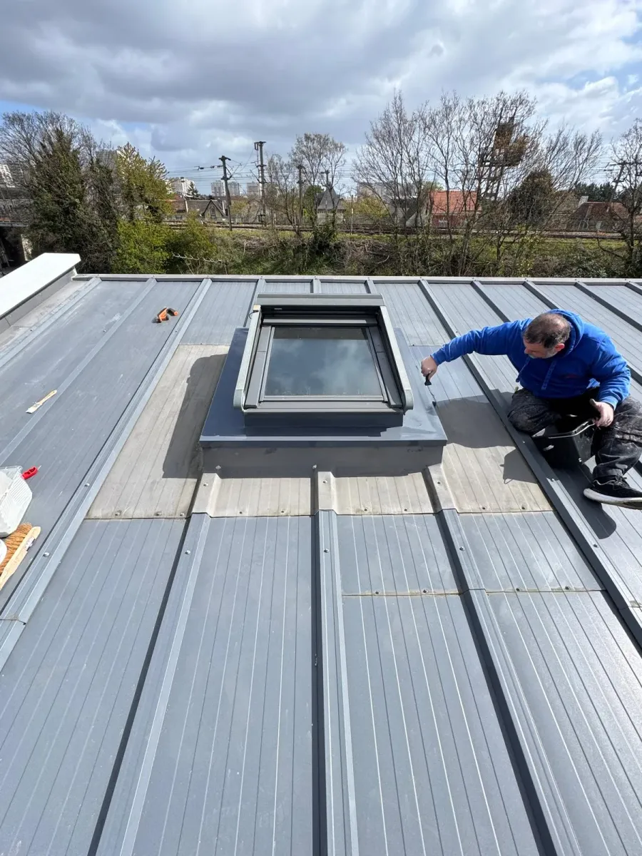 Fenêtre de toit Velux posée sur une couverture en zinc à Houilles (78) (avant travaux)