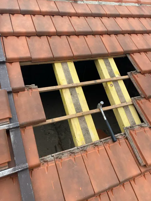 Recherche de l’origine d’une infiltration : tuiles déposées pour inspecter liteaux et charpente