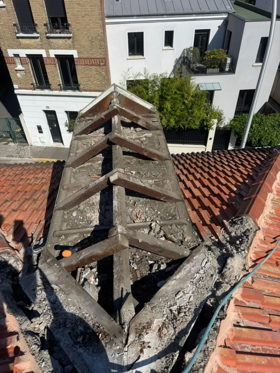 Arêtier et faîtage refaits sur une toiture à Houilles (78) (avant travaux)