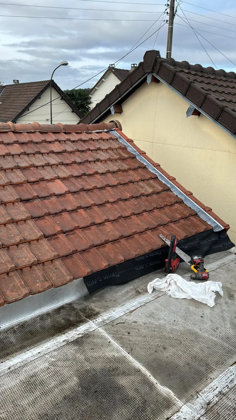Couverture refaite avec noue en zinc neuve à Houilles (78) (après travaux)