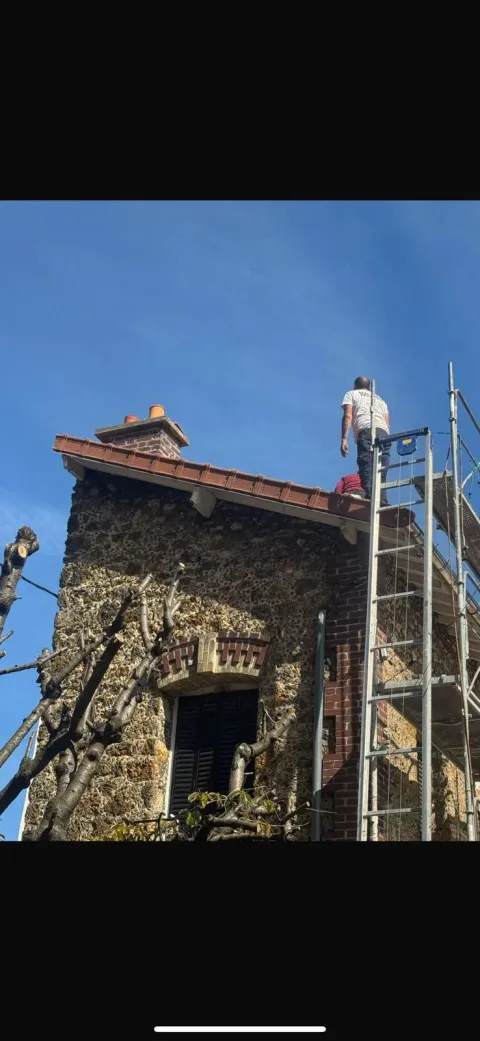 Débord de toit et faîtage refaits sur une maison à Houilles (78)