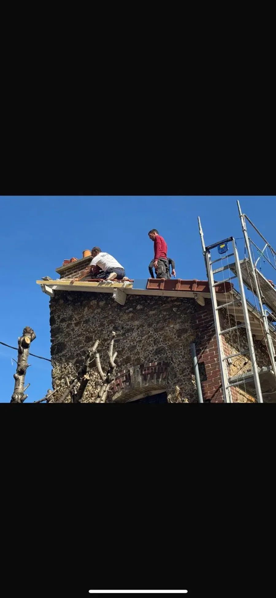 Débord de toit et faîtage refaits sur une maison à Houilles (78) (avant travaux)