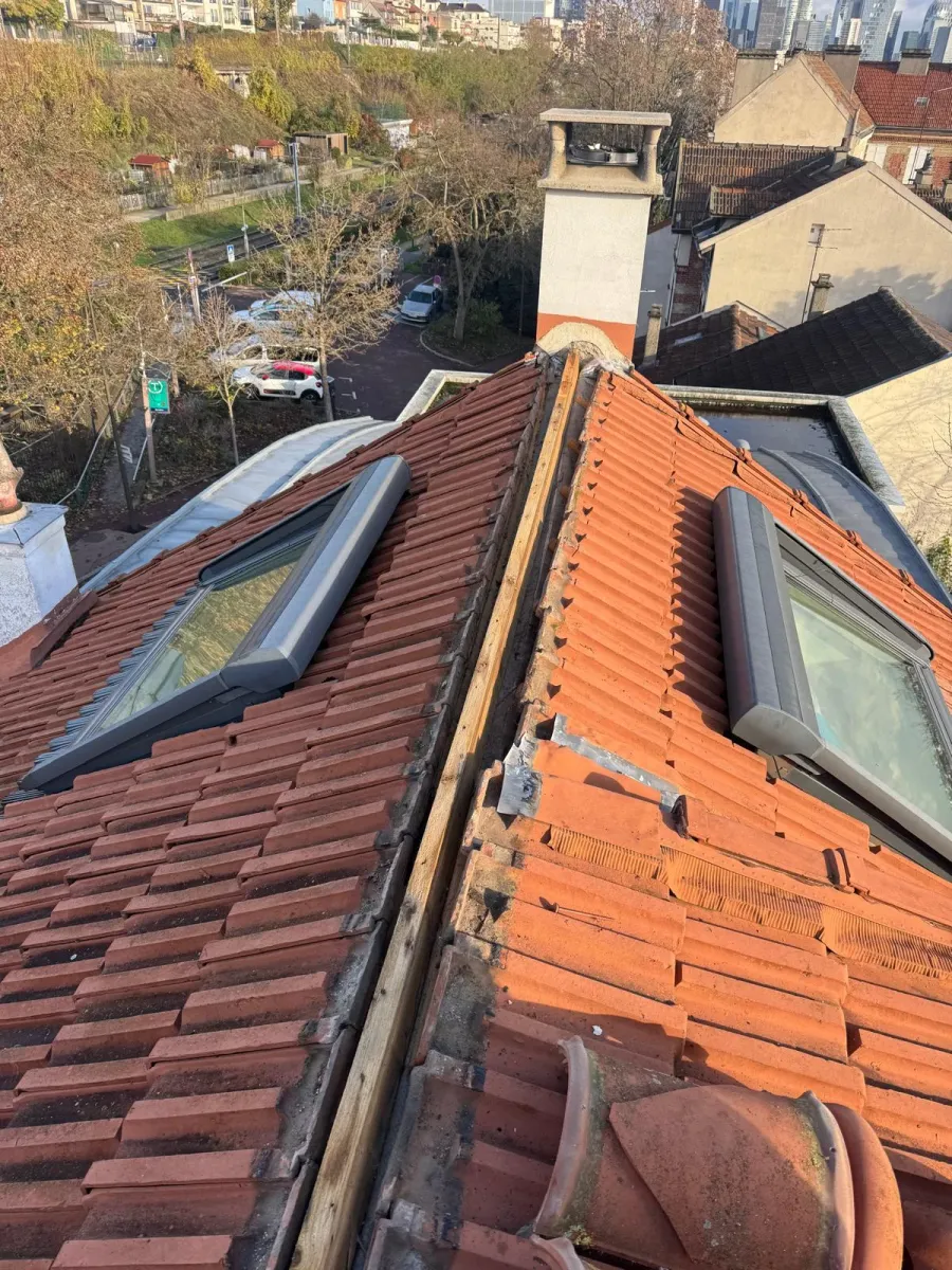 Faîtage et solin de cheminée refaits sur une toiture à Houilles (78) (avant travaux)