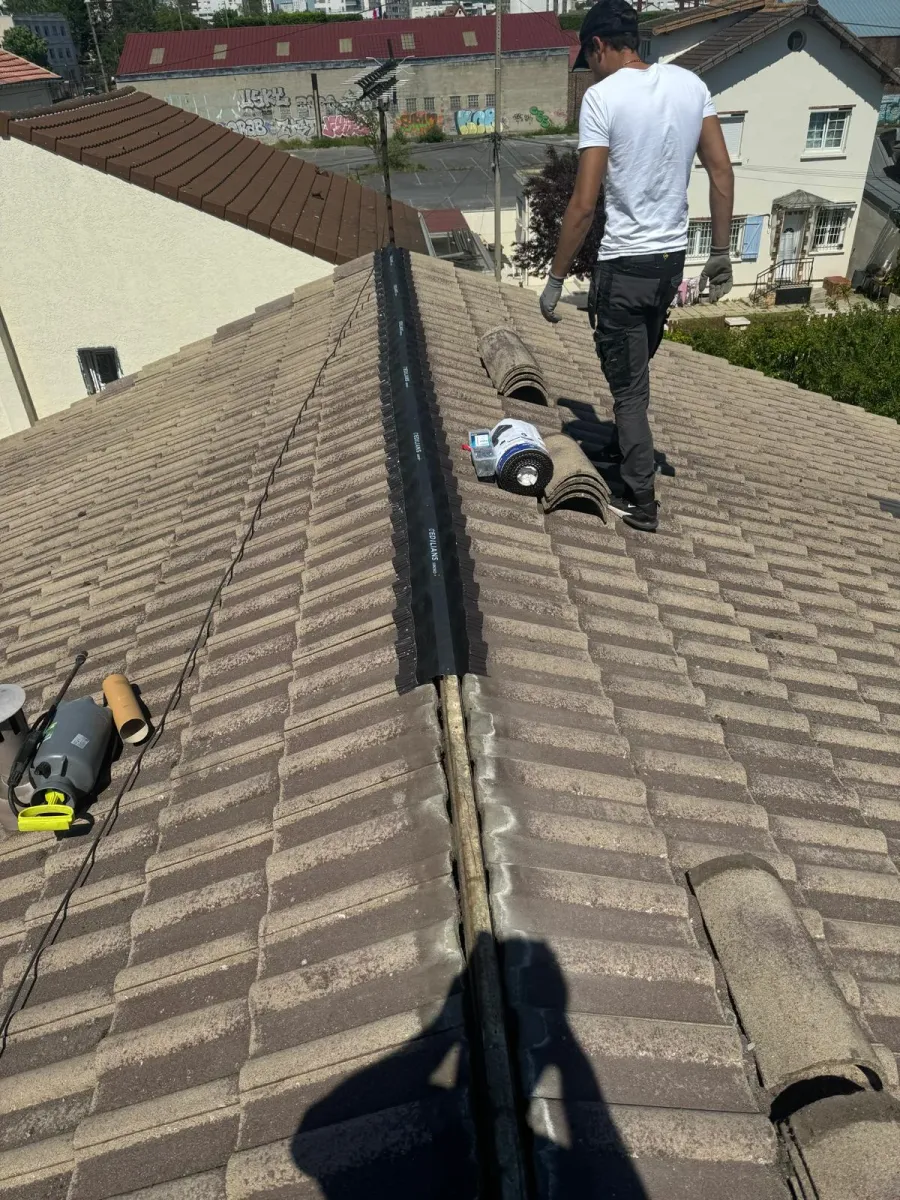 Faîtage en tuiles refait sur une toiture à Houilles (78) (avant travaux)