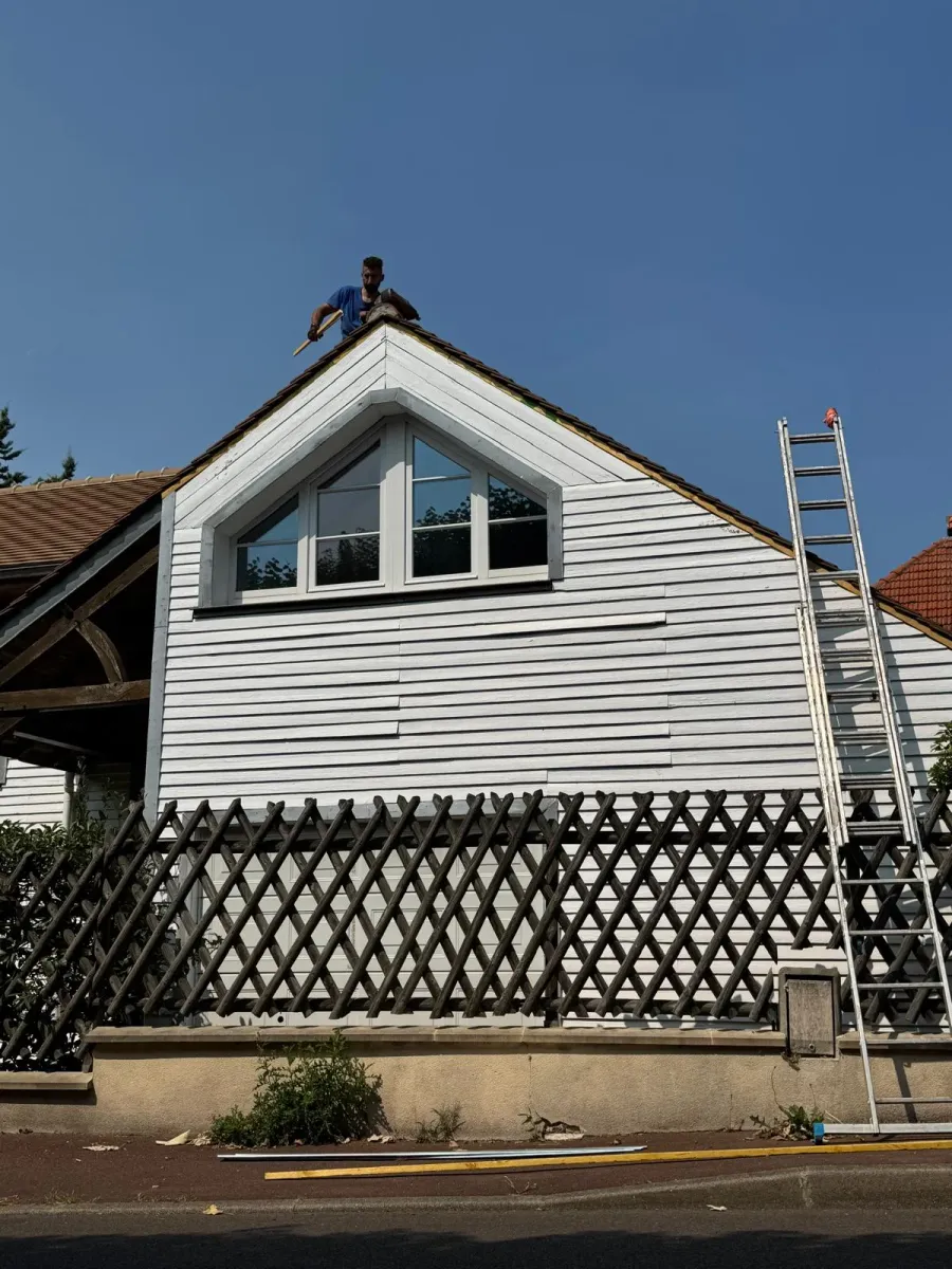 Toiture, pignon et faîtage refaits sur une maison à Houilles (78) (avant travaux)