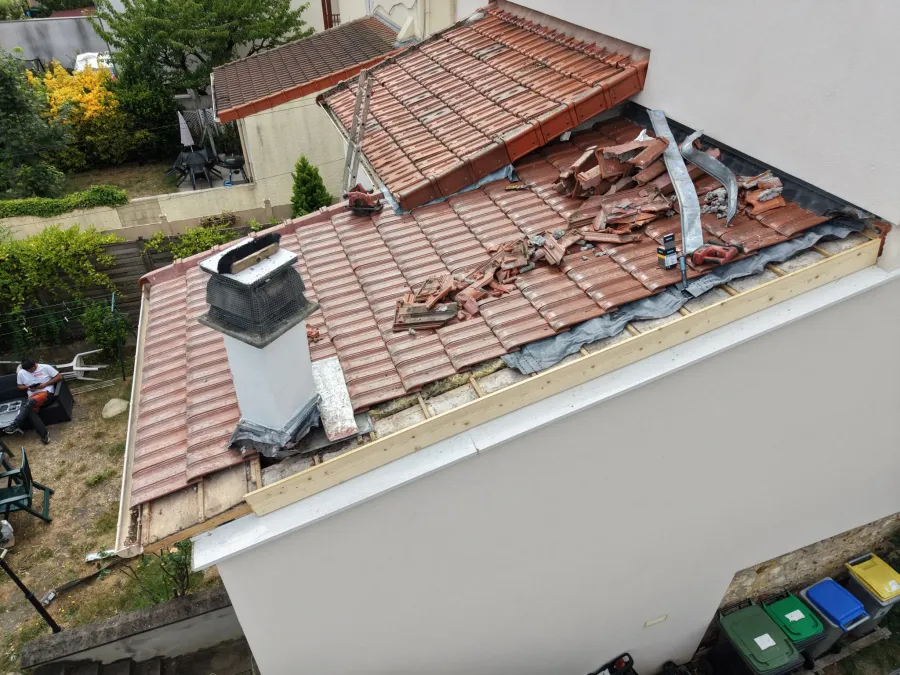 Toiture et solin de cheminée refaits à Houilles (78) (avant travaux)