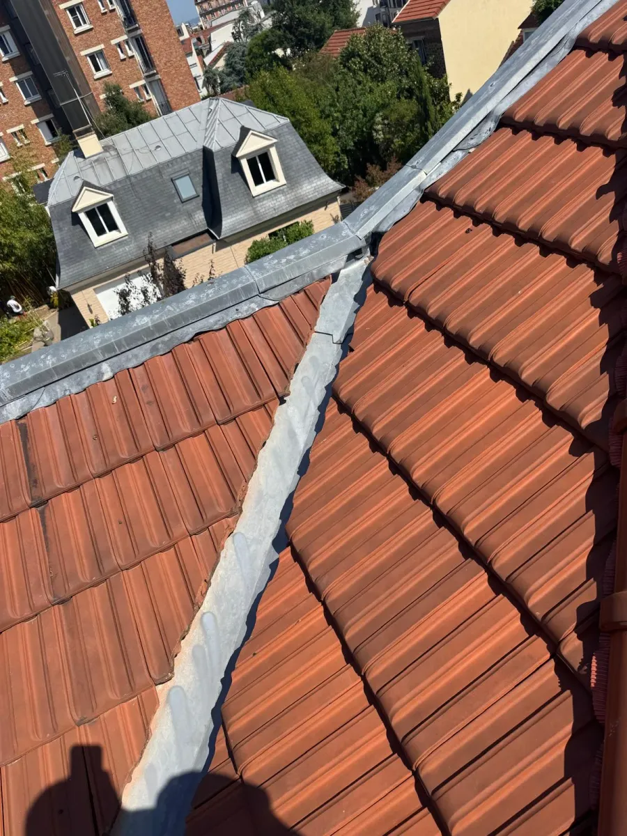 Toiture en tuiles et noue en zinc refaites à Houilles (78) (après travaux)