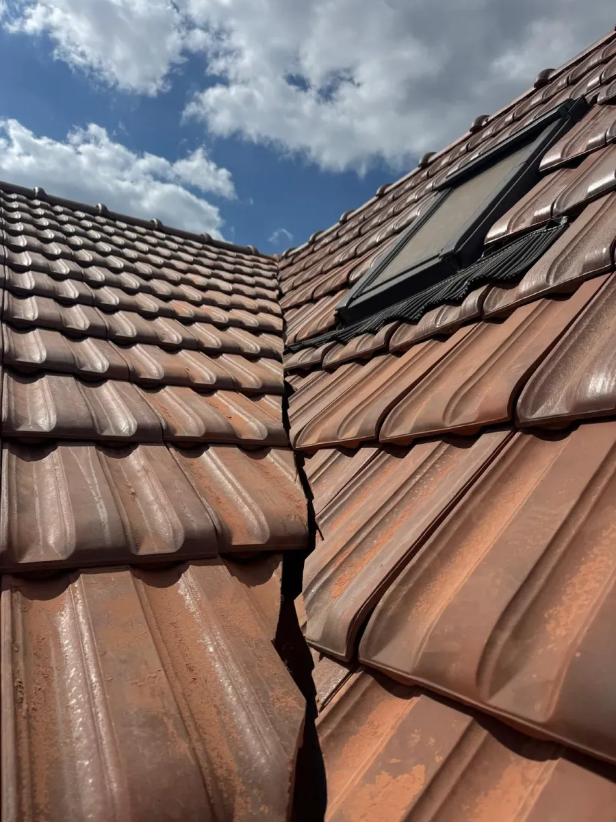 Toiture en tuiles refaite avec fenêtre de toit Velux posée à Houilles (78) (après travaux)