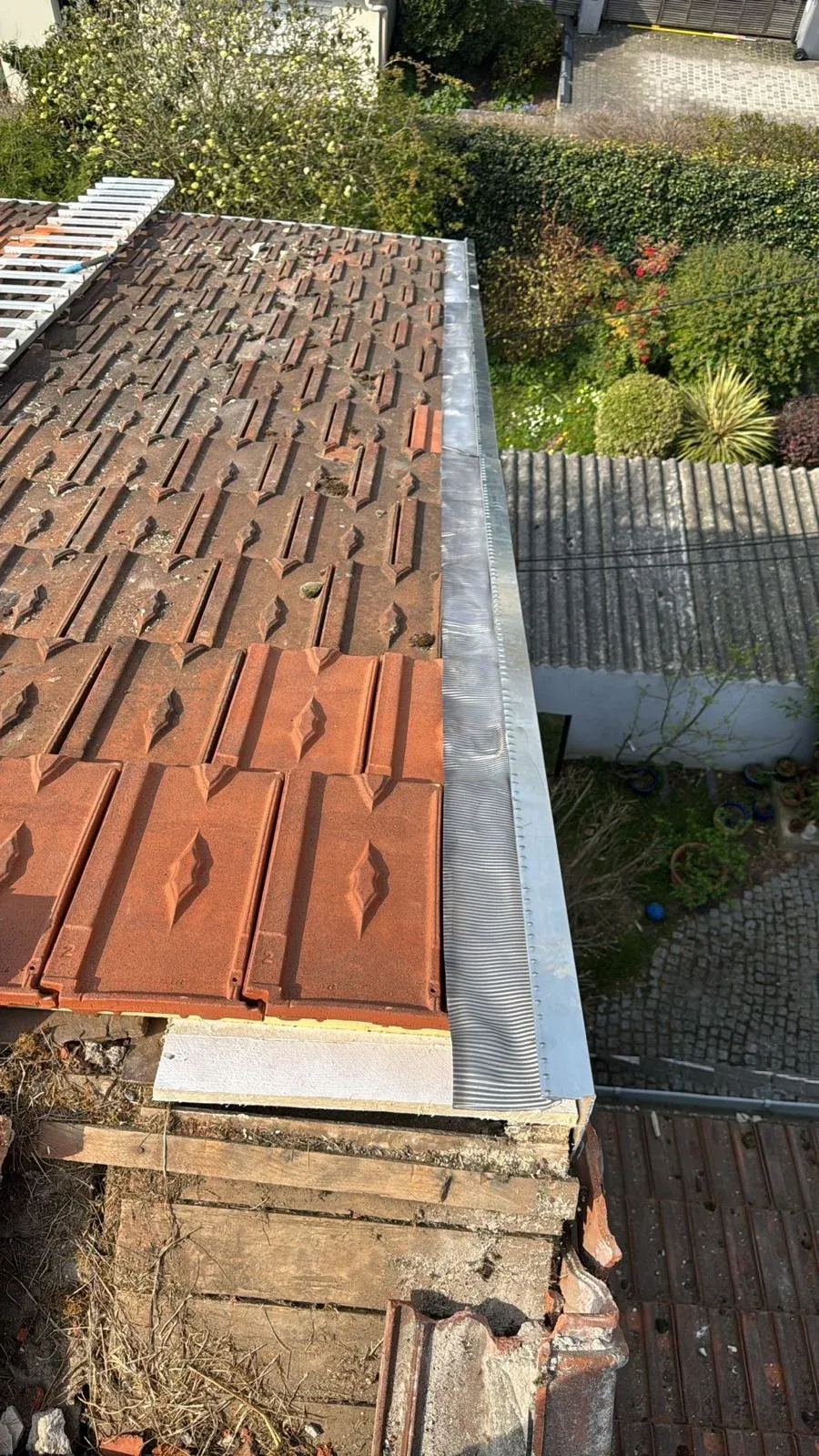 Bande de rive en zinc neuve posée sur une toiture à Houilles (78) (après travaux)