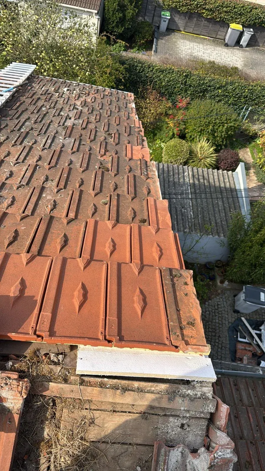 Bande de rive en zinc neuve posée sur une toiture à Houilles (78) (avant travaux)