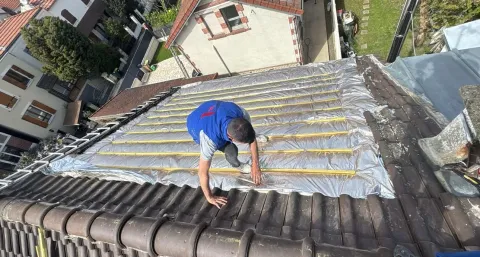 Renfort de chevrons sur une charpente affaissée à Garches (92)