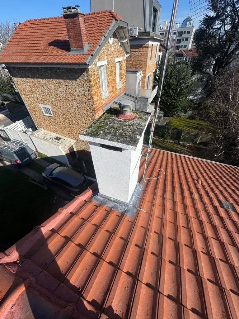 Rénovation d'une souche de cheminée avec crépi et solins neufs en Île-de-France