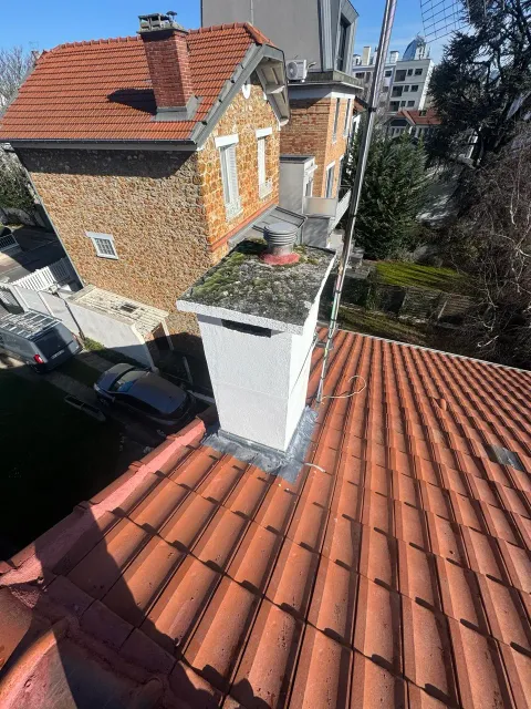 Rénovation d'une souche de cheminée avec crépi et solins neufs en Île-de-France