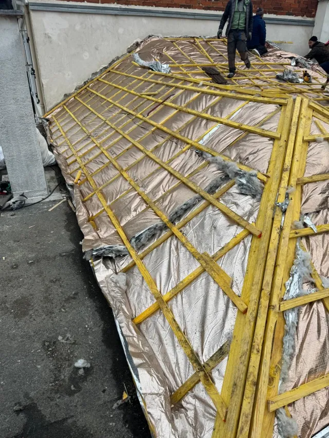 Pose de l’écran de sous-toiture lors d’un changement de toiture complet à Houilles