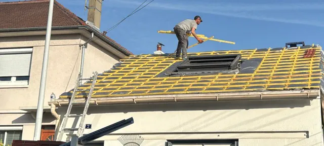 Réparation de tuiles cassées sur une toiture à Colombes (92)