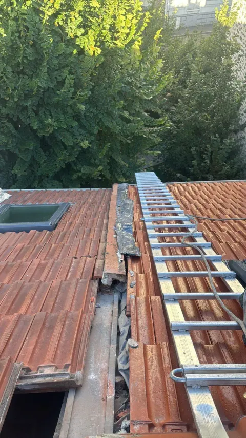 Support de solin en zinc naturel posé sur liteaux en Île-de-France