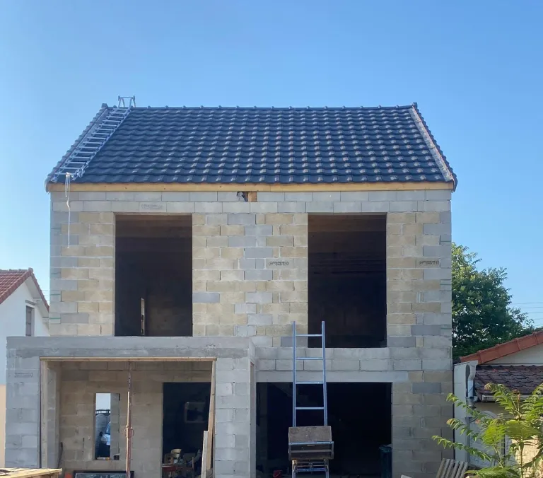 Toiture renforcée et couverture neuve après travaux à Houilles (78)