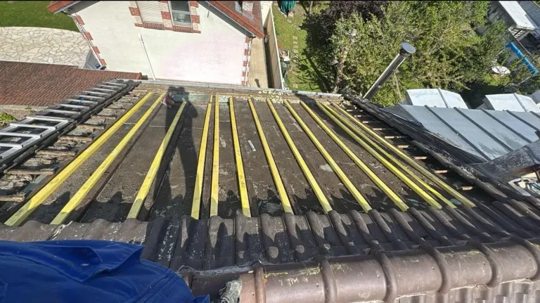 Noue en zinc neuve posée sur une toiture en tuiles à Enghien-les-Bains (95)