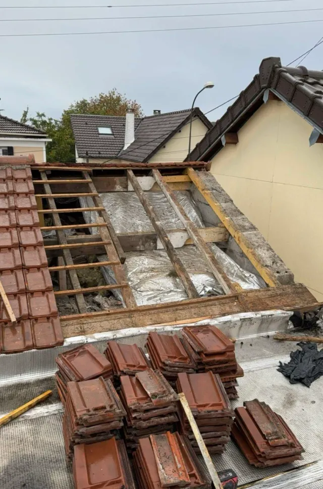 Toiture ouverte avec isolation apparente lors d’une intervention d’urgence à Houilles