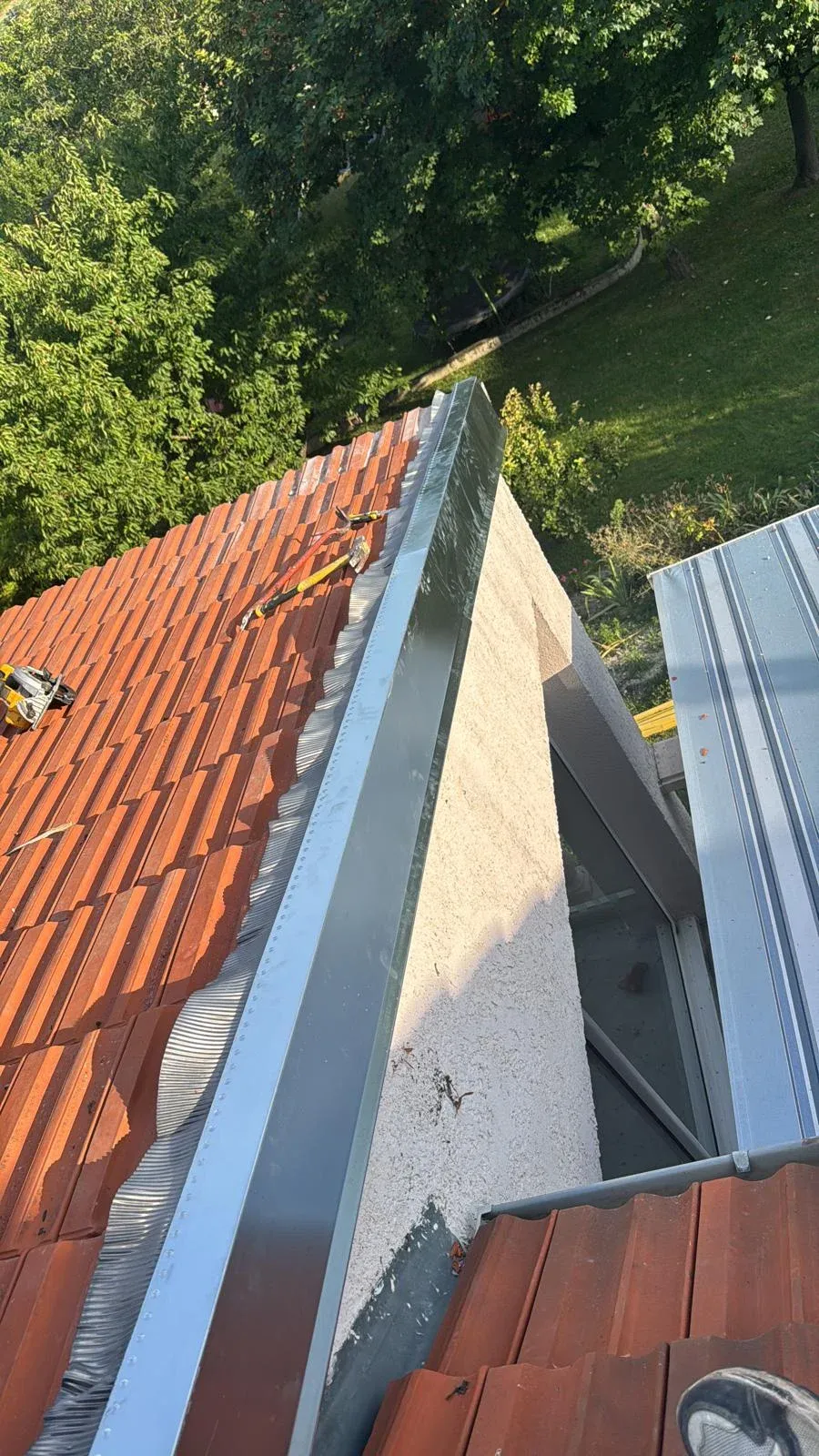 Solin et rive en zinc refaits sur une toiture à Houilles (78) (après travaux)