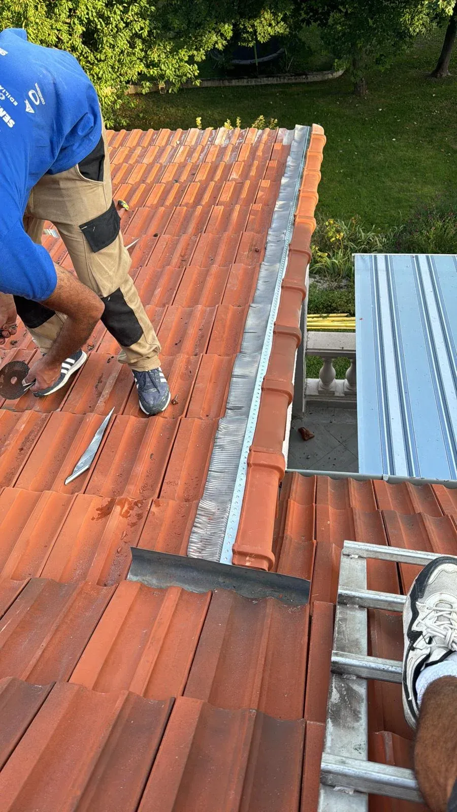 Solin et rive en zinc refaits sur une toiture à Houilles (78) (avant travaux)