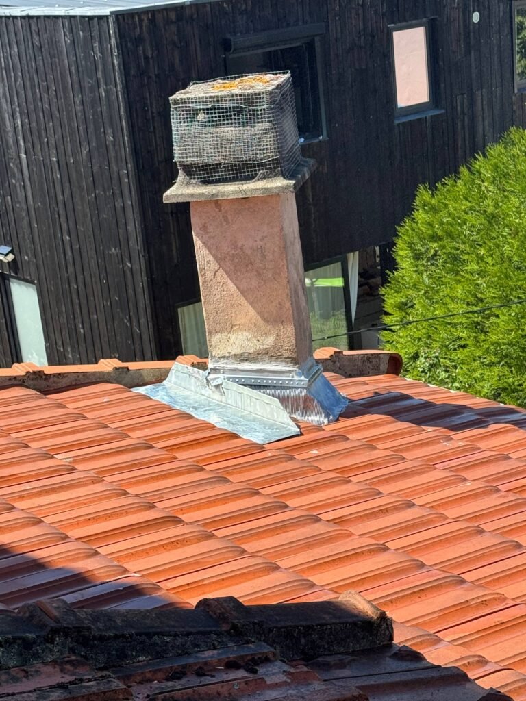Création d&rsquo;une étanchéité autour du pied de cheminée avec zinc est solin en zinc naturel est retour en plombs