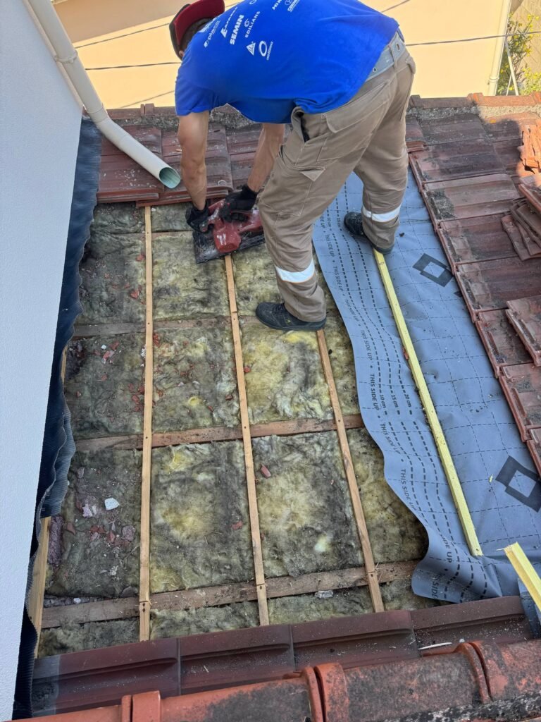 Mise en place d&rsquo;un écran sous toiture avec nouveaux liteaux en bois traitée est clous inoxydables