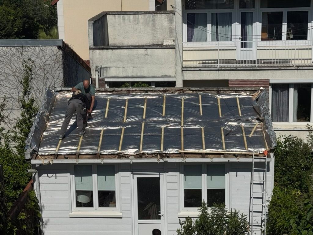 Fourniture et Pose de Nouveaux Liteaux en Bois Traité : La Base Incontournable d&rsquo;une Couverture Performante et Durable dans le 95, 78 et 92