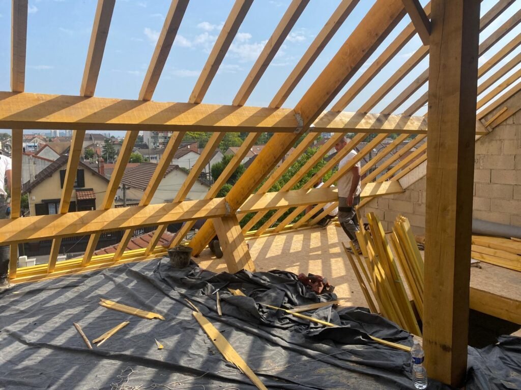 ⚠️ Charpente abîmée, bois rongé par les insectes ou humidité ?