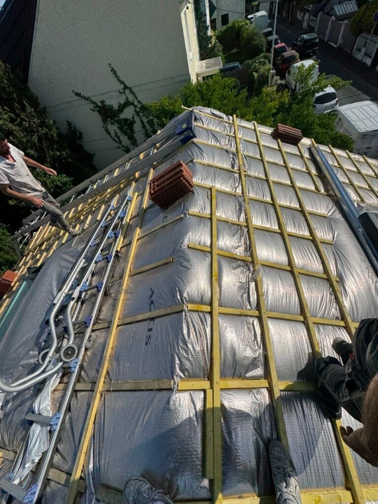 1 Rénovation de toiture avec écran sous‑toiture et isolation : améliorer durablement le confort et l’étanchéité de votre maison