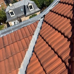 mise en place de plombs d'étanchéité sur la longeur de la jonction toiture